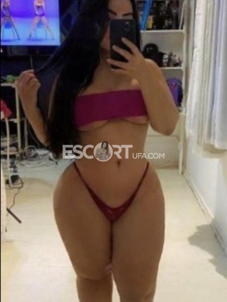 Восточная девушка с обворожительной улыбкой и красивым телом