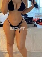 Восточная девушка с обворожительной улыбкой и красивым телом